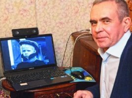 А его таперишние фотки выставить слабо?
