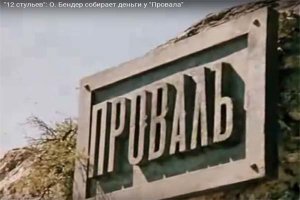 В Тюмени на проезжей части образовалась огромная яма с бурлящей водой