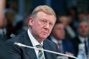 Можно с этого начать?

Кстати, поиск картинок вывел интересную информацию.

Китайский министр объяснил, почему не пожал руку Анатолию Чубайсу
 
Китайский министр по развитию высоких технологий Джиан Минг объяснил, почему отказался подавать руку Анатолию Чубайсу на саммите «Евразийские технологии-2019» в Санкт-Петербурге.

Информация об инциденте изначально не публиковалась в СМИ, однако журналисты на пресс-конференции по итогам второго дня работы саммита поинтересовались, с чем был связан демарш Минга. Министр принес извинения за «возможную недипломатичность» и пояснил, что в Китае многие знают современную историю России и делают из нее соответствующие выводы.

«Почему-то в России принято думать, что мы не интересуемся их жизнью. Я интересовался, еще с 1980-х годов. В том числе как действующий министр, я не мог не узнать, с кем мне придётся иметь дело здесь, в Петербурге. Я не хочу показаться бестактным, но в Китае нас с детства учили отвечать на поставленные вопросы. И я скажу, что такие люди, как господин Чубайс, подчеркну   я бы не смог его назвать «товарищем Чубайсом», такие люди у нас лес валят в лучшем случае. Воспитание, служебный статус, моральные взгляды не позволяют мне подавать руку человеку, который у нас в стране имел бы робу и лагерный номер, а не богатства и власть»,   сказал он.
Сам глава Роснано от комментариев отказался. Согласно изменениям в его рабочем графике, разосланным организаторами саммита вскоре после инцидента, далее в мероприятии будут участвовать только заместители Чубайса.

Источник: