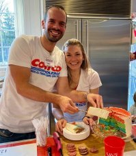 Торт выглядит не очень аппетитно. Это куски сладкого разноцветного хлеба?