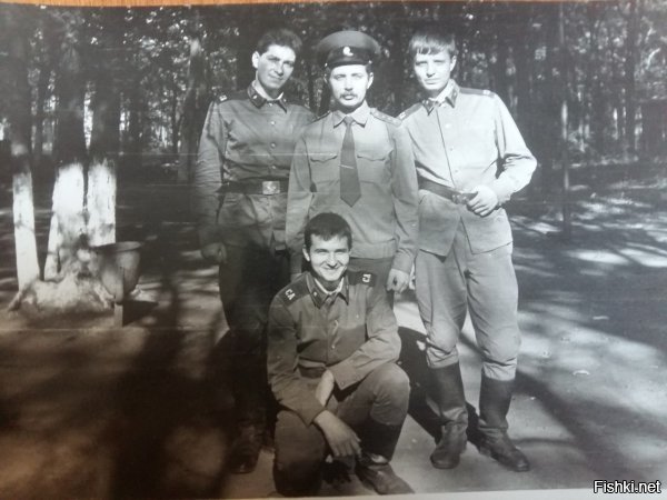 Я справа от прапорщика. Нас называли Ку Клукс Клан.  Кужба, Колодий Крылов. :) 1986-1988  64-тый узел связи Одесского штаба округа.  Запасная "точка" в "Березовке".