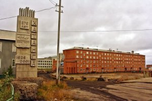 Почти 400 лет был нужен людям, государству - а теперь нет, стал ненужен. Печально. По нынешним временам от такого не один населенный пункт не застрахован, за исключением номенклатурных.