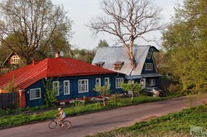 Я смотрю для автора провинция всё, что не Москва или Питер.
Разница между жизнью в столицах и городах-миллиониках минимальна, по сравнению с разницей миллионик - районный центр (всё что меньше 50 тыс. чел).
На первой фото коммунальная авария, сомнительная красота.