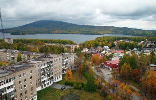 Я смотрю для автора провинция всё, что не Москва или Питер.
Разница между жизнью в столицах и городах-миллиониках минимальна, по сравнению с разницей миллионик - районный центр (всё что меньше 50 тыс. чел).
На первой фото коммунальная авария, сомнительная красота.