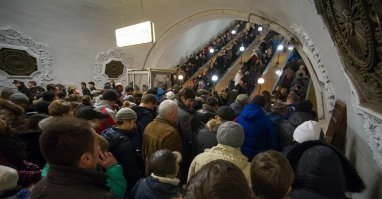 А,вы из какой деревни? Ни разу не были в Московском метро в час пик? Или эти тоже заказ отрабатывают?