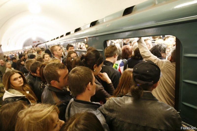 А,вы из какой деревни? Ни разу не были в Московском метро в час пик? Или эти тоже заказ отрабатывают?