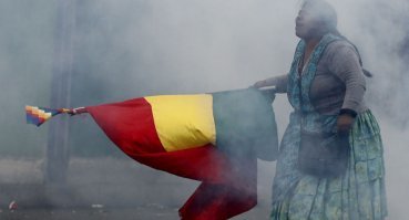 Новая демократия в Боливии.

В стране продолжаются столкновения, сторонники Моралеса перекрывают дороги в столицу, часть мэров и чиновников публично отказались признавать переворот.
Путчисты сменили верхушку армии. Свеженазначенные генералы заявили, что подчиняются Аньес.

PS. МИД РФ объявил о том, что в Боливии произошел переворот.
Фото митингов коренного населения в поддержку Моралеса.

Стоит отметить, что Аньес отметилась публичными заявлениям о том, что местные индейцы являются сатанистами и их нельзя пускать в города. В стране, где до 70% населения являются представителями коренных народов.