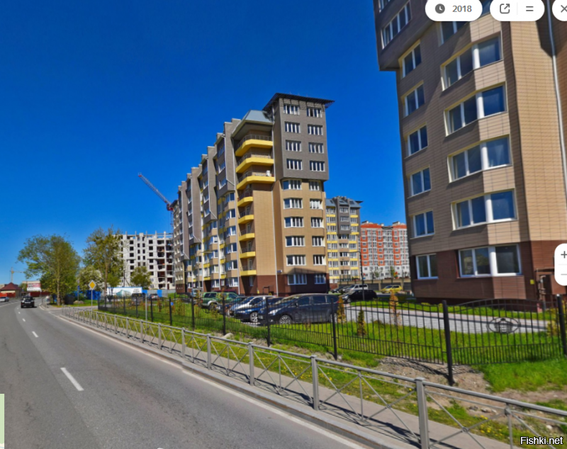 Ничего удивительного. К сожалению это печальная тенденция. Вот расскажу про наш милый, уютный, тихий городок. Точнее он был таким когда-то. А сейчас... с той поры, когда пришёл к власти наш несменяемый мэр и его шайка-лейка, а тому уже более 10 лет, город наш стал меняться. Для туристов и приехавших из какой-нить глубинки, где старые сараюхи, либо заводская гарь и блочные серые дома-короба, город кажется и сейчас сказкой. Однако, мы, знающие его прежним, плачем. На фото видны дома старого города и главная улица Курортный проспект. Собственно проспектом и набережной ограничивается интерес нашей администрации в смысле улучшения и даже некоторого контроля. Но все эти красивые и хорошие дела абсолютно перекрываются чудовищной застройкой. Просто чудовищной.(последние фото). Дома окно в окно. Мало парковок, узенькие тротуарчики, никакой зелени. Редко где газон и чахлые прутики кустиков. За все годы этого безумия построили в новых кварталах один! детский сад и то пока не до конца. Магазинов много новых даже МНОГО. Выдавили супермаркеты всех мелких торговцев. В больнице естественно полный аншлаг. В школе детки уже в две смены. И это при том, что несколько лет уже работает гимназия. А вот буквально на днях, 12 ноября на нашем местном паблике выложили новость о совещании областного чиновника с нашим мэром.  Тема впечатляющая. Высадка компенсационного озеленения. Они совещались, совещались и странно пришли к выводу, что сажать некуда, а наоборот надо ещё вырубать деревья для строительства велодорожки.  Подписчики предложили выйти на улицы и повтыкать метки, где можно сажать деревья. Наш город называется Зеленогорадск, а внешне этого не подумаешь. Предлагают назвать уже Плиткогорск. Недавно наша гордая администрация постановила, что в центре больше не будут строить выше 5 этажей, а на окраинах выше 10. Так уж негде!!! Всё повырубили, позастроили громадинами. Да к тому же с обманом. Насыпают странные брустверы к первому этажу и говорят, что это цокольный этаж.(смотрите самое последнее фото) И ещё уловки, вплоть до разного цвета на фасаде. Говорят нагло, что визуально там пять этажей, а не девять...  Короче специально сейчас искала фото нашего курортного города. Тысячи фоток Курортного проспекта, моря и прочей красоты старого города. Есть крайне редкие исключения новых красивых, вписывающихся строений (см. пятое фото), но ни одного фото этих кошмарных кварталов новостроек. И это я не стану писать про коммунальные проблемы, а их очень много. В общем смотрите сами.