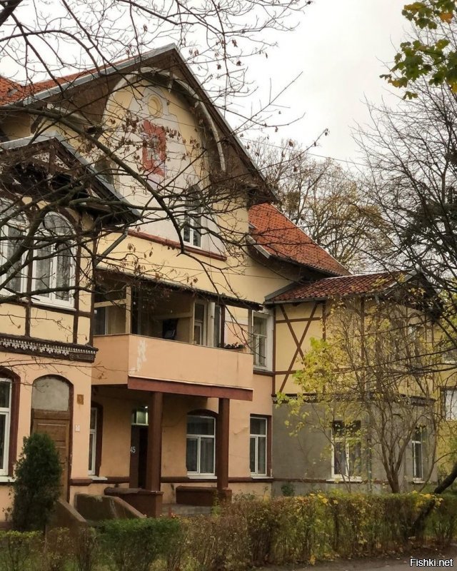 Ничего удивительного. К сожалению это печальная тенденция. Вот расскажу про наш милый, уютный, тихий городок. Точнее он был таким когда-то. А сейчас... с той поры, когда пришёл к власти наш несменяемый мэр и его шайка-лейка, а тому уже более 10 лет, город наш стал меняться. Для туристов и приехавших из какой-нить глубинки, где старые сараюхи, либо заводская гарь и блочные серые дома-короба, город кажется и сейчас сказкой. Однако, мы, знающие его прежним, плачем. На фото видны дома старого города и главная улица Курортный проспект. Собственно проспектом и набережной ограничивается интерес нашей администрации в смысле улучшения и даже некоторого контроля. Но все эти красивые и хорошие дела абсолютно перекрываются чудовищной застройкой. Просто чудовищной.(последние фото). Дома окно в окно. Мало парковок, узенькие тротуарчики, никакой зелени. Редко где газон и чахлые прутики кустиков. За все годы этого безумия построили в новых кварталах один! детский сад и то пока не до конца. Магазинов много новых даже МНОГО. Выдавили супермаркеты всех мелких торговцев. В больнице естественно полный аншлаг. В школе детки уже в две смены. И это при том, что несколько лет уже работает гимназия. А вот буквально на днях, 12 ноября на нашем местном паблике выложили новость о совещании областного чиновника с нашим мэром.  Тема впечатляющая. Высадка компенсационного озеленения. Они совещались, совещались и странно пришли к выводу, что сажать некуда, а наоборот надо ещё вырубать деревья для строительства велодорожки.  Подписчики предложили выйти на улицы и повтыкать метки, где можно сажать деревья. Наш город называется Зеленогорадск, а внешне этого не подумаешь. Предлагают назвать уже Плиткогорск. Недавно наша гордая администрация постановила, что в центре больше не будут строить выше 5 этажей, а на окраинах выше 10. Так уж негде!!! Всё повырубили, позастроили громадинами. Да к тому же с обманом. Насыпают странные брустверы к первому этажу и говорят, что это цокольный этаж.(смотрите самое последнее фото) И ещё уловки, вплоть до разного цвета на фасаде. Говорят нагло, что визуально там пять этажей, а не девять...  Короче специально сейчас искала фото нашего курортного города. Тысячи фоток Курортного проспекта, моря и прочей красоты старого города. Есть крайне редкие исключения новых красивых, вписывающихся строений (см. пятое фото), но ни одного фото этих кошмарных кварталов новостроек. И это я не стану писать про коммунальные проблемы, а их очень много. В общем смотрите сами.