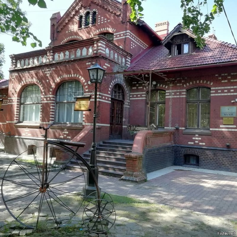 Ничего удивительного. К сожалению это печальная тенденция. Вот расскажу про наш милый, уютный, тихий городок. Точнее он был таким когда-то. А сейчас... с той поры, когда пришёл к власти наш несменяемый мэр и его шайка-лейка, а тому уже более 10 лет, город наш стал меняться. Для туристов и приехавших из какой-нить глубинки, где старые сараюхи, либо заводская гарь и блочные серые дома-короба, город кажется и сейчас сказкой. Однако, мы, знающие его прежним, плачем. На фото видны дома старого города и главная улица Курортный проспект. Собственно проспектом и набережной ограничивается интерес нашей администрации в смысле улучшения и даже некоторого контроля. Но все эти красивые и хорошие дела абсолютно перекрываются чудовищной застройкой. Просто чудовищной.(последние фото). Дома окно в окно. Мало парковок, узенькие тротуарчики, никакой зелени. Редко где газон и чахлые прутики кустиков. За все годы этого безумия построили в новых кварталах один! детский сад и то пока не до конца. Магазинов много новых даже МНОГО. Выдавили супермаркеты всех мелких торговцев. В больнице естественно полный аншлаг. В школе детки уже в две смены. И это при том, что несколько лет уже работает гимназия. А вот буквально на днях, 12 ноября на нашем местном паблике выложили новость о совещании областного чиновника с нашим мэром.  Тема впечатляющая. Высадка компенсационного озеленения. Они совещались, совещались и странно пришли к выводу, что сажать некуда, а наоборот надо ещё вырубать деревья для строительства велодорожки.  Подписчики предложили выйти на улицы и повтыкать метки, где можно сажать деревья. Наш город называется Зеленогорадск, а внешне этого не подумаешь. Предлагают назвать уже Плиткогорск. Недавно наша гордая администрация постановила, что в центре больше не будут строить выше 5 этажей, а на окраинах выше 10. Так уж негде!!! Всё повырубили, позастроили громадинами. Да к тому же с обманом. Насыпают странные брустверы к первому этажу и говорят, что это цокольный этаж.(смотрите самое последнее фото) И ещё уловки, вплоть до разного цвета на фасаде. Говорят нагло, что визуально там пять этажей, а не девять...  Короче специально сейчас искала фото нашего курортного города. Тысячи фоток Курортного проспекта, моря и прочей красоты старого города. Есть крайне редкие исключения новых красивых, вписывающихся строений (см. пятое фото), но ни одного фото этих кошмарных кварталов новостроек. И это я не стану писать про коммунальные проблемы, а их очень много. В общем смотрите сами.