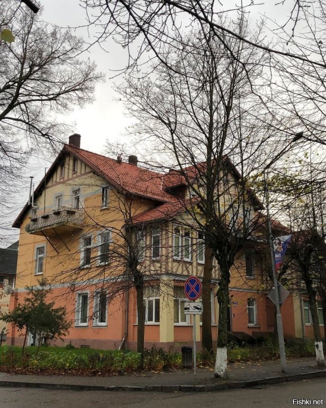 Ничего удивительного. К сожалению это печальная тенденция. Вот расскажу про наш милый, уютный, тихий городок. Точнее он был таким когда-то. А сейчас... с той поры, когда пришёл к власти наш несменяемый мэр и его шайка-лейка, а тому уже более 10 лет, город наш стал меняться. Для туристов и приехавших из какой-нить глубинки, где старые сараюхи, либо заводская гарь и блочные серые дома-короба, город кажется и сейчас сказкой. Однако, мы, знающие его прежним, плачем. На фото видны дома старого города и главная улица Курортный проспект. Собственно проспектом и набережной ограничивается интерес нашей администрации в смысле улучшения и даже некоторого контроля. Но все эти красивые и хорошие дела абсолютно перекрываются чудовищной застройкой. Просто чудовищной.(последние фото). Дома окно в окно. Мало парковок, узенькие тротуарчики, никакой зелени. Редко где газон и чахлые прутики кустиков. За все годы этого безумия построили в новых кварталах один! детский сад и то пока не до конца. Магазинов много новых даже МНОГО. Выдавили супермаркеты всех мелких торговцев. В больнице естественно полный аншлаг. В школе детки уже в две смены. И это при том, что несколько лет уже работает гимназия. А вот буквально на днях, 12 ноября на нашем местном паблике выложили новость о совещании областного чиновника с нашим мэром.  Тема впечатляющая. Высадка компенсационного озеленения. Они совещались, совещались и странно пришли к выводу, что сажать некуда, а наоборот надо ещё вырубать деревья для строительства велодорожки.  Подписчики предложили выйти на улицы и повтыкать метки, где можно сажать деревья. Наш город называется Зеленогорадск, а внешне этого не подумаешь. Предлагают назвать уже Плиткогорск. Недавно наша гордая администрация постановила, что в центре больше не будут строить выше 5 этажей, а на окраинах выше 10. Так уж негде!!! Всё повырубили, позастроили громадинами. Да к тому же с обманом. Насыпают странные брустверы к первому этажу и говорят, что это цокольный этаж.(смотрите самое последнее фото) И ещё уловки, вплоть до разного цвета на фасаде. Говорят нагло, что визуально там пять этажей, а не девять...  Короче специально сейчас искала фото нашего курортного города. Тысячи фоток Курортного проспекта, моря и прочей красоты старого города. Есть крайне редкие исключения новых красивых, вписывающихся строений (см. пятое фото), но ни одного фото этих кошмарных кварталов новостроек. И это я не стану писать про коммунальные проблемы, а их очень много. В общем смотрите сами.