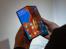 Страшно представить, какая мерзкая будет полоса в месте сгиба. Пыль сделает свое дело на 100500 баллов.
Был у меня этот рэйзер. То еще г...о. Среди всех моделей премиум он был самое отстойное изделие за огромные бабки.
Так что ни ностальгии, ни чего еще либо я не испытываю. А складывающийся дисплей... ну так себе фишка.