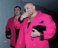 Аффтар, ибонись! На этом фото люди, не имеющие никакого отношения к "браткам" 90-х годов! На переднем плане - Василий Ярославович Вирастюк   украинский спортсмен, заслуженный мастер спорта Украины, обладатель титула «Самый сильный человек мира», неоднократный чемпион мира в силовом многоборье, а также актёр. На заднем плане - Ю рий Валерьевич Корявченков (также известен как «Юзик»)   украинский актёр (студия «95 квартал»), телеведущий, бывший административный директор студии «95 квартал».