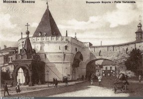 Там церковь есть. На месте Варварских ворот сейчас дом #14. В доме этом спрятана церковь. Ее видно было, когда дом  "реновировали", оставив один фасад.