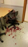 Брехня. Похоже именно на место истекания кровью.
ПРОЛИТЫЙ смузи выливается в одну большую лужу, ну брызги мелкие будут повсюду. А тут явно крупные капли, причём повсюду. Это явно надо ходить со стаканом и планомерно капать крупными порциями.