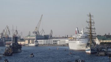 ну так ... по современным меркам "Аврора" совсем небольшое судно ... вот отличное фото где Аврора рядом с "речным трамвайчиком" ... и второе - рядом с "небольшим" круизным лайнером ...