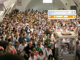 Сразу видно,что не тем метро ты пользуешься :)