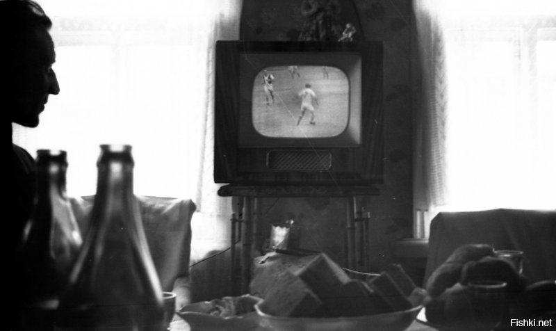 Просмотр футбольного матча на телевизоре «Рекорд Б», 1958 г.