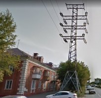 Точно. Погуглил, та опора, которую я принял за проекцию, тоже реальна.
На Ипподромовской улице стоит. Рядом с жилым домом.

P.S. У Петросяна, вроде, на заре перестройки был рассказик про "приезд генерального секретаря".
Запомнилась фраза: "и наконец-то восстановили телефонную связь, которую обрезали немцы при отступлении".
Так что визиты первых лиц - дело полезное для городов.