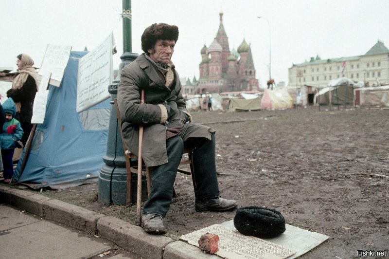 Интересно, а из этих братков из антиностальгии ещё кто-нибудь жив?  Скорее всего нет - косили тогда всех подряд, словно была гражданская война..
И ещё заметил - если фотки из рубрики сделать чёрно-белыми, то многие по бедности и антуражу смело пойдут за дореволюционные. Только 100+ лет назад было чище и краше, чем в 1990-е..