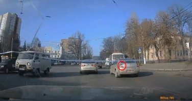 Поворотник включен , человек перестраивается , места навалом и это мудло его догоняет чтобы пи.дануть своим карытом и визжать своим блевотным голосом что он прав.