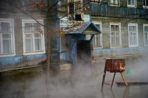 Смотрите, как красиво в провинции! 
+++++++++++++++++++++++++++++++++++++++++ 
Это прорвало водоснабжение и(или) канализацию в деревянном брусовом доме . 
Никакая это не красота  , а авария(ЧС) .