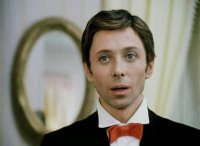 Виктор Евграфов его зовут. А говорил за него Олег Даль.