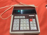 Вы же знаете, у него есть счетная машинка, он теперь все подсчитывает. Услышал об урожае, пошевелил губами, достал машинку и что-то подсчитал. То ли разделил урожай на население минус скот, то ли помножил свои дни на количество съедаемого хлеба и сумму подставил под урожай в качестве знаменателя. У него есть счетная машинка, он все время считает, он как бы участвует в управлении страной. Он прикинул количество чугуна на каждую нашу душу. А бюджеты, расходы, займы... У нас же никогда не было времени считать, мы же не могли проверить. Теперь Госплану нужно действовать очень осторожно, потому что он его все время проверяет. Мальчику десять лет, и он такой способный.
М. Жванецкий