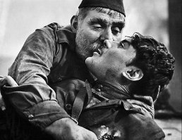 Это конечно не историческое фото... Но сам фильм не может оставить нормального человека равнодушным.