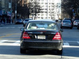 Атеист в США оформил себе автомобильный номер «Я — БОГ»