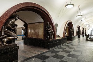 Автор сгоряча назвал Маяковскую самой любимой ... я бы даже сказал что она самая простая. А как же Арбатская, Киевская, площадь революции?!