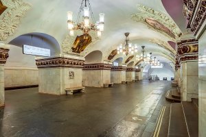 Автор сгоряча назвал Маяковскую самой любимой ... я бы даже сказал что она самая простая. А как же Арбатская, Киевская, площадь революции?!