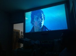 Тоже когда-то заморачивался) 120". При наличии в комнате 4к телека 55" проектор включаю пару раз в год, когда с друзьями чет смотрим) Видно сносно и днем, но для игр лучше занавешивать шторки.