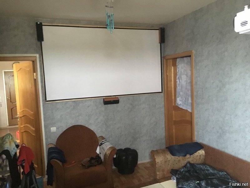 Тоже когда-то заморачивался) 120". При наличии в комнате 4к телека 55" проектор включаю пару раз в год, когда с друзьями чет смотрим) Видно сносно и днем, но для игр лучше занавешивать шторки.