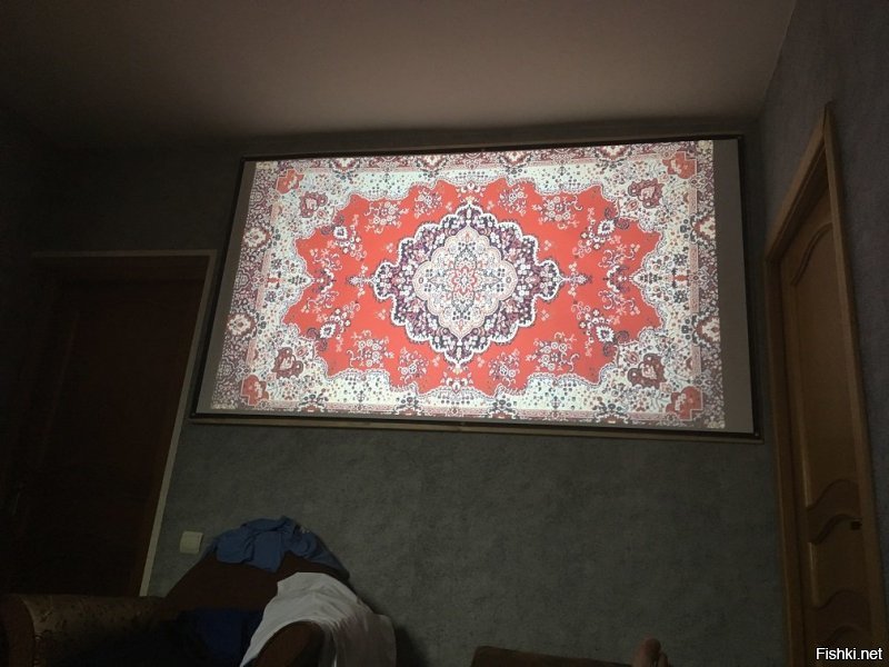 Тоже когда-то заморачивался) 120". При наличии в комнате 4к телека 55" проектор включаю пару раз в год, когда с друзьями чет смотрим) Видно сносно и днем, но для игр лучше занавешивать шторки.