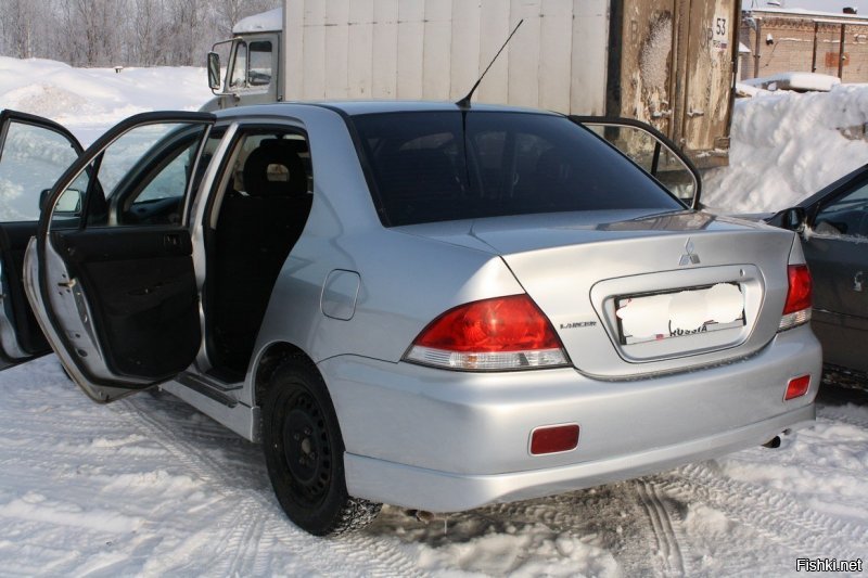Хм...купить за 200-250 битый, купить донора за 150-200. Далее есть два варианта быстрый-криминальный способ и  долгий,но более честный способ...используя запчасти с донора отремонтировать этот битый авто. Продать за 800-900. А вот донор это чистый криминал будет :) Или самостоятельно угнать донора, это статья 166 УК РФ, до 10 лет. Или скупка краденного. статья 175 УК РФ. До 3 лет :) По честному такой авто тоже можно восстановить... но профит будет...тыс 100-150, ну может быть 200 тыс. Но профит все равно будет. Раньше было проще, в Беларусь за запчастями все гоняли, там было в 2 раза дешевле. Сейчас цены почти одинаковы. Для меня было сюрпризом, если звонить с Российского номера, стоимость двери будет к примеру,200 долларов. А если позвонить с местного номера, то цена будет в два раза меньше. Это было в 2008-2012 годах. Я тоже такой темой занимался. Сейчас уже не выгодно. Профит с этого Лансера был 120 тыс в 2012 году. С фабии профита не было, Купил её в 2008 году в разбитом состоянии. Отремонтировал и до сих пор она иногда возит мою пятую точку. Последние два года Дочь на ней гоняет.