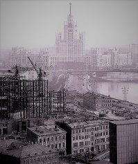 "Изначально здесь планировалось поставить высотку, но..."
Изначально высотку здесь и начали строить. Это была восьмая запланированная Сталиным в честь 800-ти летия Москвы. Верхний каркас разобрали, а на оставшемся стилобате построена "Россия".

Кстати, банкет под названием "рухлядь нам не к чему" в "похорошевшей" Москве вполне возможно скоро перекинется на соседнюю территорию, где была Академия им. Дзержинского. Сейчас здания, построенные при Екатерине Два стоят пустые и несколько зим без особого отопления, что приводят здания в упадок. Ждите новые серии и новые места для селфи.
