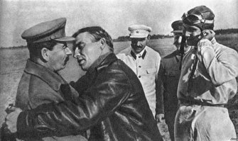 автор, у нас в СССР еще в 50-х и даже в 60-х мужской поцелуй в губы означал только  искреннюю радость встречи. Л.И.Брежнев так и в 80-х взасос любил лобызаться.