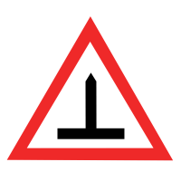 Ну пока они только от твоих слов с хоохота помирают. В северной Скандинавии частенько можно встретить липучку на авто. По этой причине "скандинавский вид" фрекционки так и называется, потому что такой вид используют только в северной части скандинавских стран, Финляндии и России. В остальной Европе используют "альпийскую" липучку.
Знак в Европе существует, но сейчас практически не используют т.к. потормозным свойствам нет разницы, соответственно и нет смысла его вешать. Его должны вешать только в тех странах, где есть ограничения использования такой резины. Допустим во Франции на шипах нельзя выезжать на скоростные шоссе.