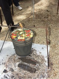 Я Вам как специалист скажу,если мясо покупное,то пену нужно убирать однозначно!С ухи не надо.