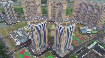 Это Подмосковье то не развивается?!!!Застроили всё,что только можно.Любой подмосковный город на Гонконг похож.Понастроили человейников со студиями в 10 квадратов.