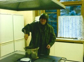 Я Вам как специалист скажу,если мясо покупное,то пену нужно убирать однозначно!С ухи не надо.