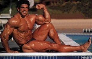 Не узнать Лу Ферриньо было сложно, у меня не получилось.
А вы-б смогли не приметить двухметрового огромадного мужика?