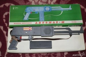 был точно такой, машинки железные тоже прикольные, но колеса отламывал, а у тягача полуприцеп оторвал