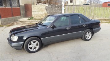 Есть Мерседес - и все остальные автомобили.
5 лет откатал на 2-литровом седане W-123 тёмно-вишнёвого цвета 1978 года выпуска. Было при покупке всего 120.000 км на одометре, я второй хозяин, сервисная книжка со всеми отметками. И потом продал его в 2 раза дороже, чем купил. Классный был дизель, мотор урчал как довольный кот. 
Потом взял 124-й, уже 15 лет на нём езжу, содержу в идеальном состоянии, словно с завода выехал, постоянно сигналят и "класс" показывают. Не хочу менять на пластиковое "новьё" - это последняя машина, которую сделали для водителей. А потом стали делать для маркетологов... 
Фото вчерашнее.