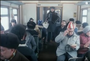 У нас в школе с 5 по 7 классы было ИЗО (изобразительное искусство) и наш учитель как-то рассказал что по молодости хотел стать актером, но получилось лишь снятся в массовке в паре фильмов. Один из них Забытая мелодия для флейты, он сидит в очках в красно-белой шапке на фото. Каким образом я усвоил эту информацию в 11 лет до сих пор не понимаю, но запомнил и название фильма и его крошечную роль и самое главное в каком эпизоде его искать. Лет через 15 я наткнулся на эту картину по памяти и посмотрев понял что для меня это один из лучших фильмов Рязанова.