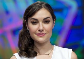 Вот она не переживала перед съемками постельных сцен)))