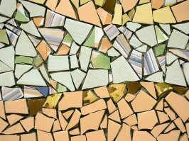 Нет. Раньше, во времена СССР действительно делали мозаику из остатков кафеля. Но таже по тем технологиям ее тупо не заливали в бетон. Бетонная плита, потом стяжка пола, потом напольное покрытие. Да мозаику могли и на цемент сажать при строительстве, в место клея. Но при ремонте ее все равно сбивали до стяжки. При этом на видео-это не мозаика. Это конкретно напольная плитка. А мозаика из лома выглядела примерно так.