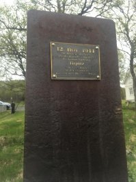 На берегу видны очертания воронок и из воды точит остов конструкции для распила Тирпица.