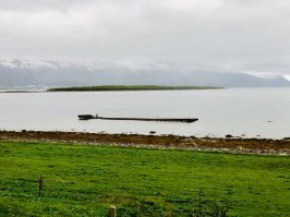 На берегу видны очертания воронок и из воды точит остов конструкции для распила Тирпица.